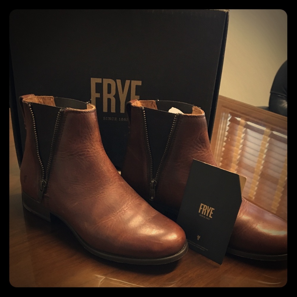 FRYE Carley Zip Chelsea boot - size 6.5